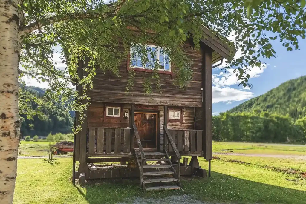 A small wooden cabin in the middle of a grassy field providing accommodation in Gaula.
