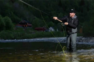 A man is fly fishing in the Gaula river.